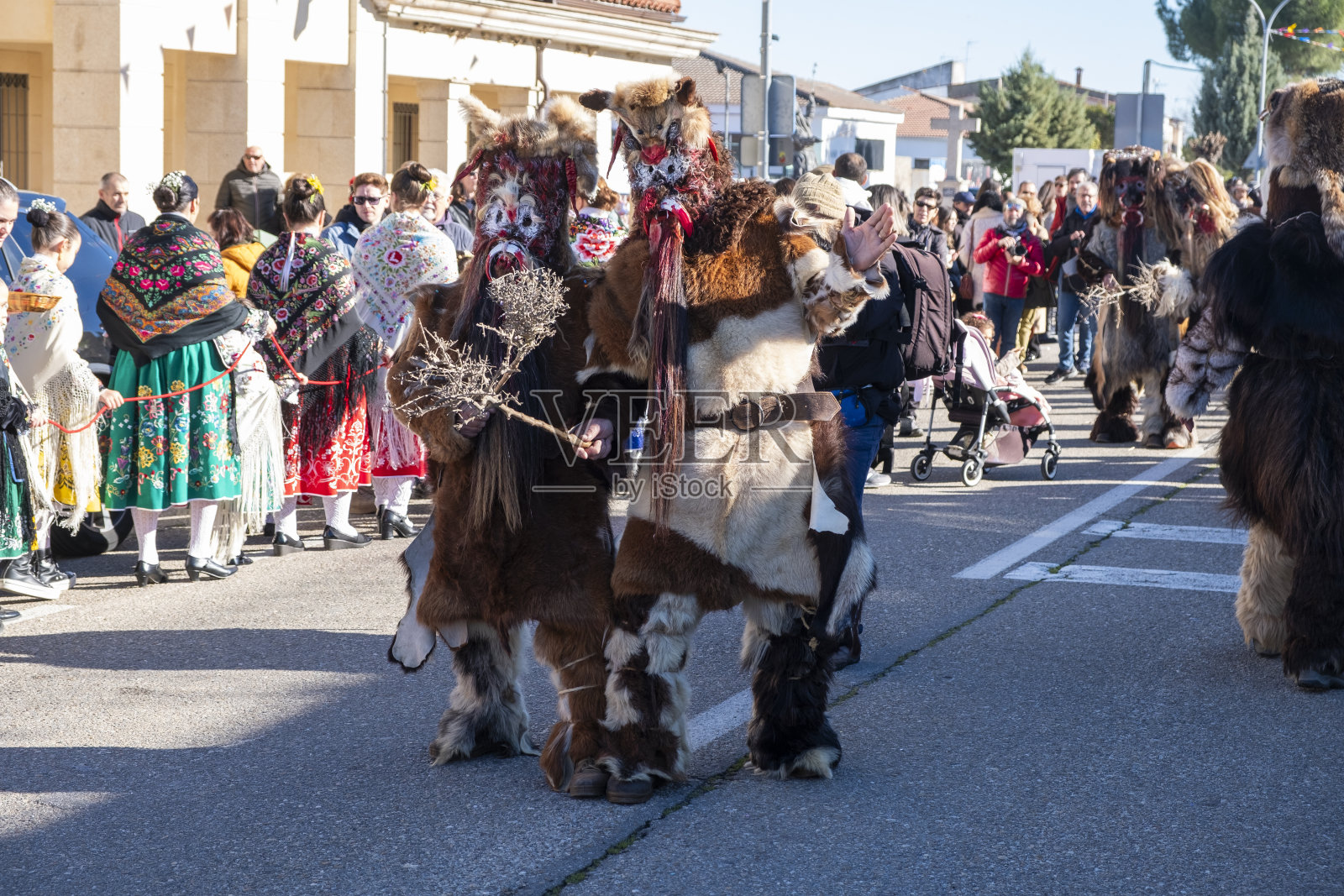 Carantoñas，人们穿着晒黑的兽皮，戴着丑陋的面具，代表圣塞巴斯蒂安被熊杀死时崇拜的野兽照片摄影图片