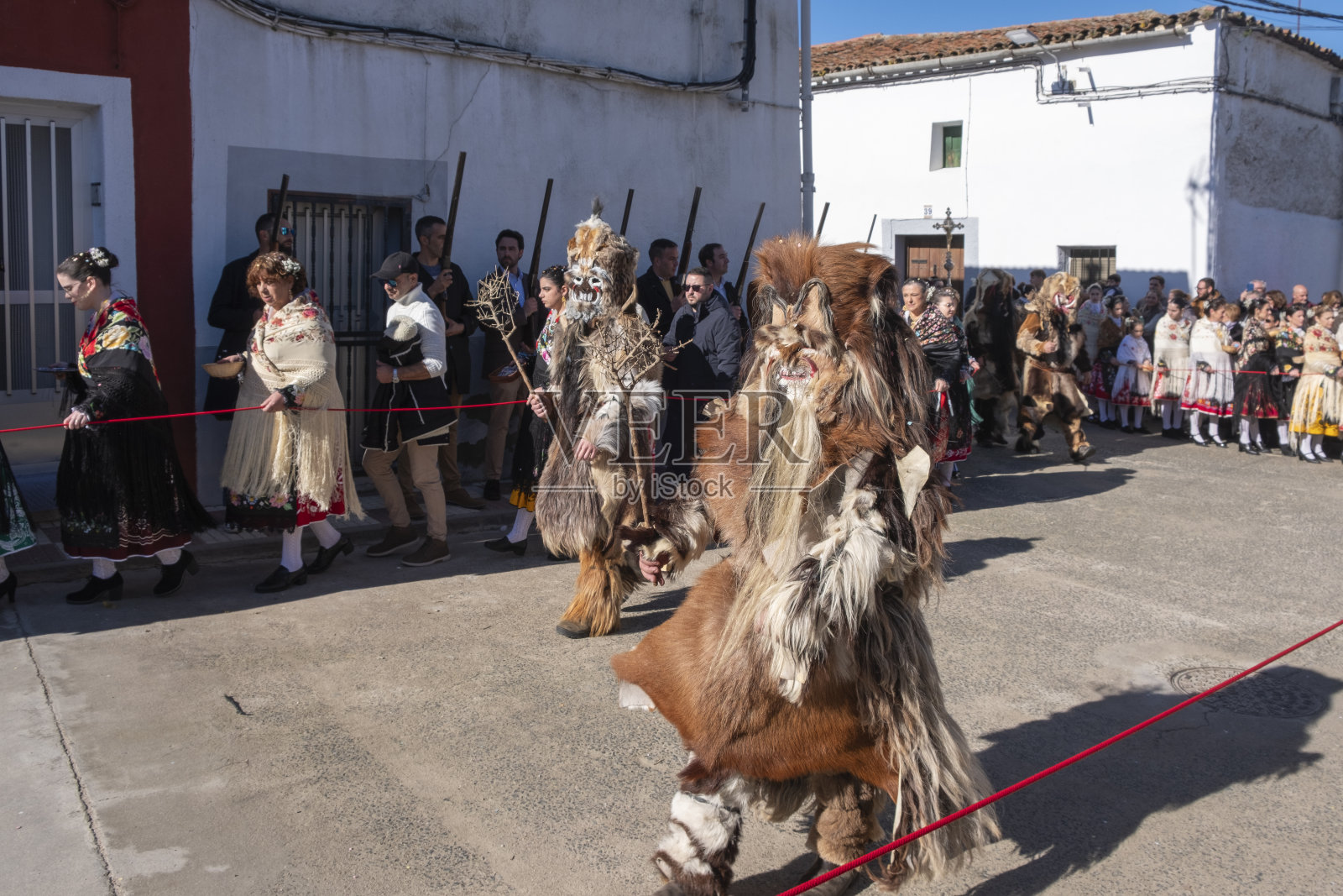 Carantoñas,人们穿着晒黑的兽皮,戴着丑陋的面具,代表圣塞巴斯蒂安被熊杀死时崇拜的野兽照片摄影图片