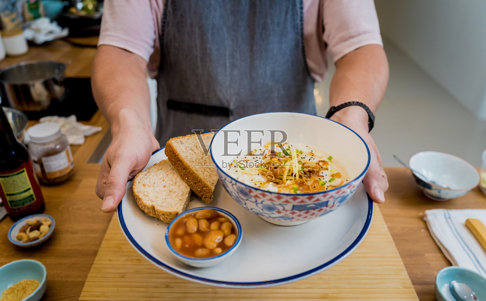 厨师在厨房用洋葱和芝麻准备米粥照片摄影图片