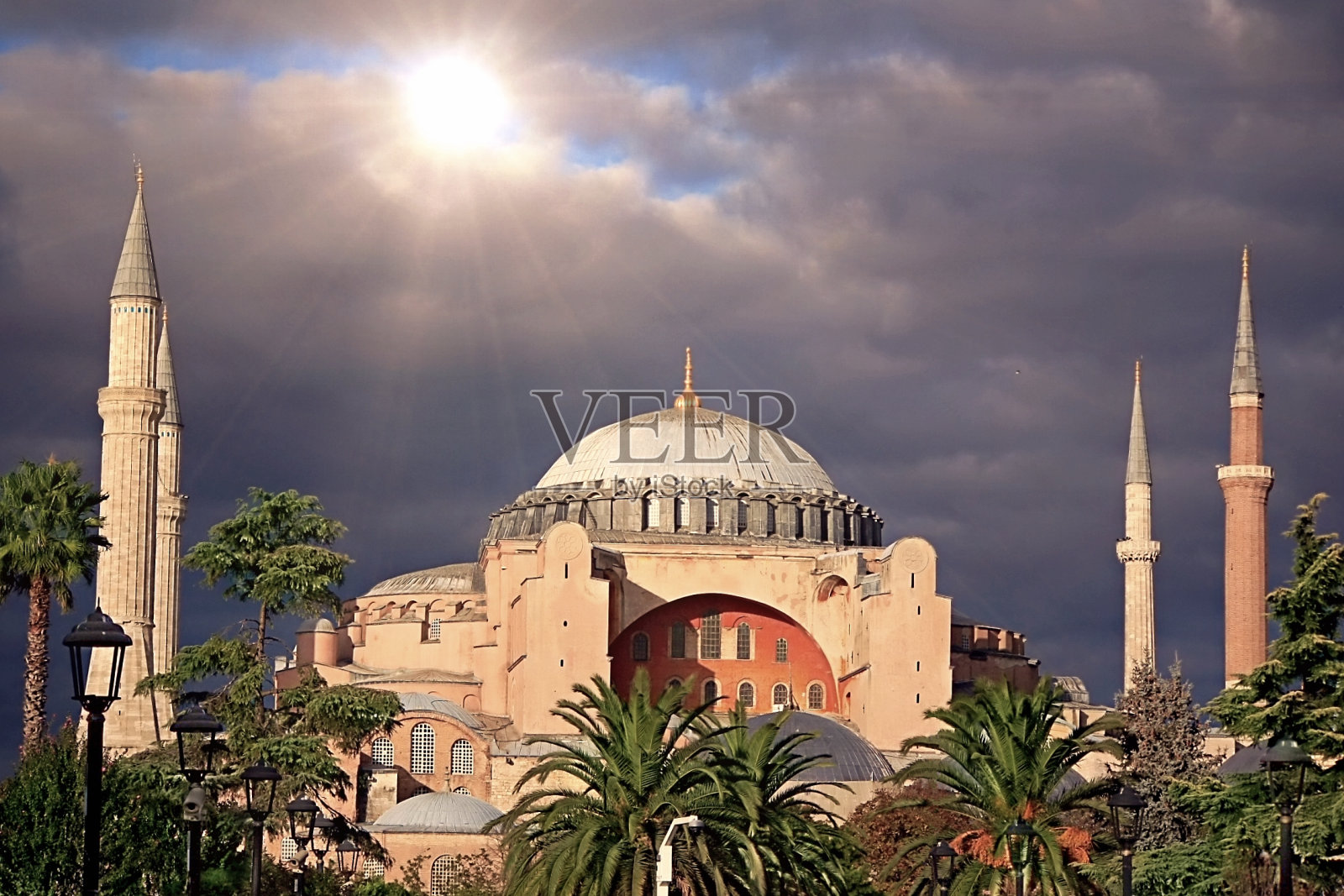 宏伟的圣索菲亚清真寺和博物馆在戏剧性的气氛照片摄影图片