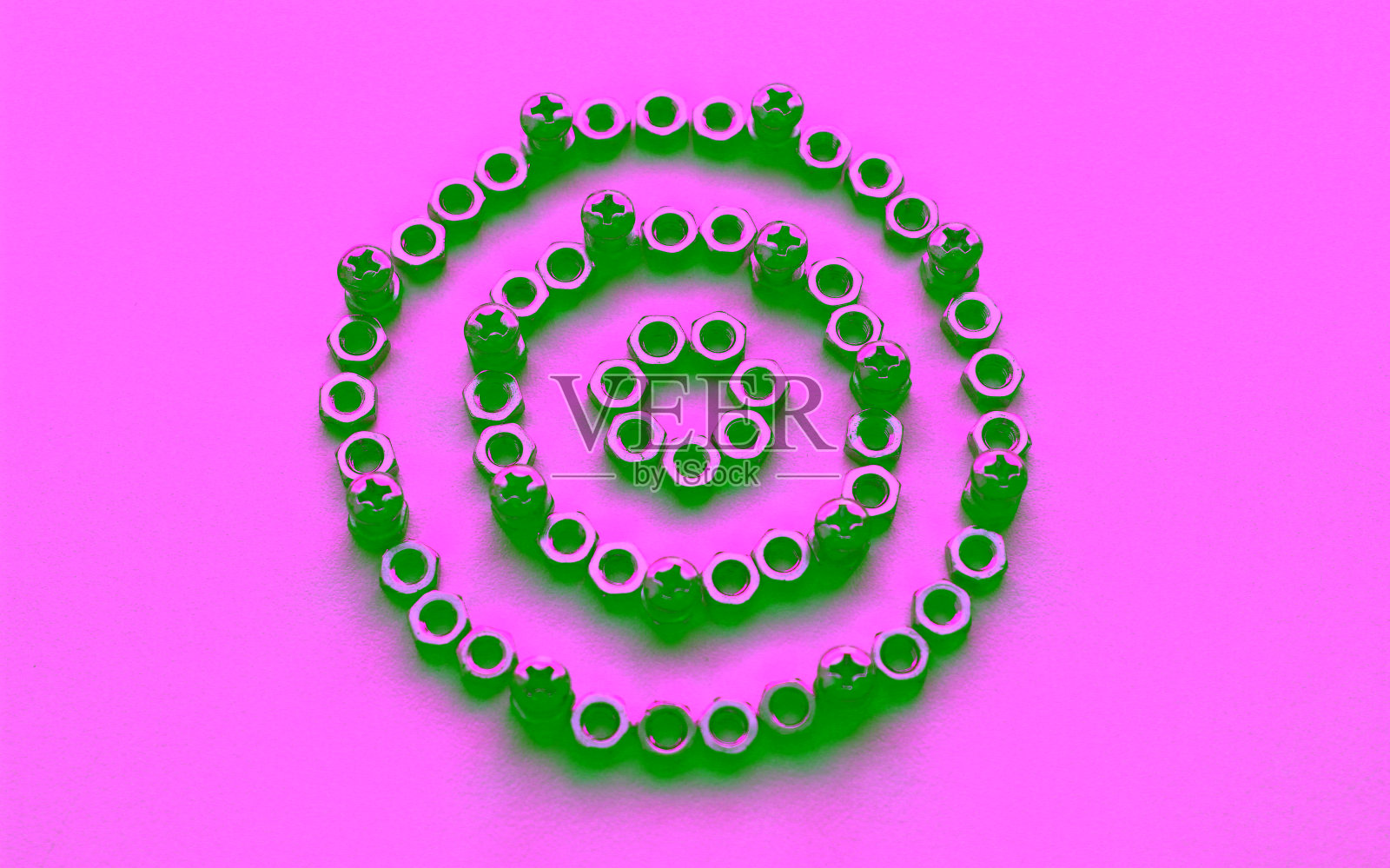 金属色螺母和注塑螺栓在塑料表面隔离的机械圆环图照片摄影图片