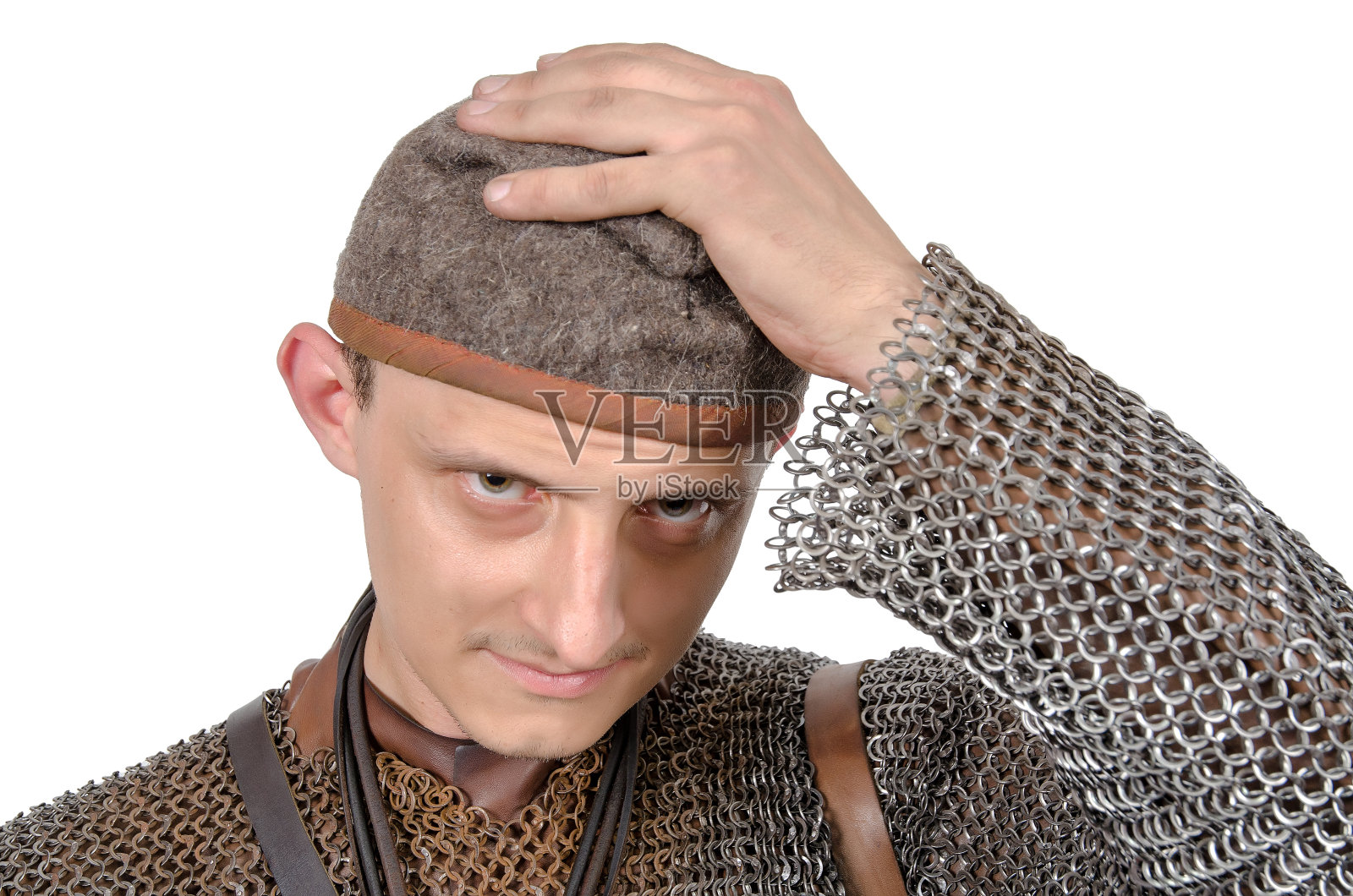 11世纪下半叶的诺曼战士头像。孤立于白色照片摄影图片