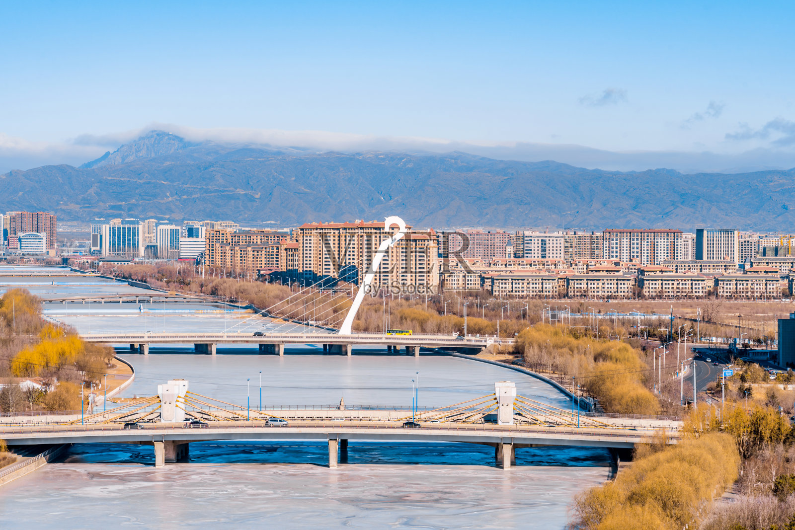 中国内蒙古呼和浩特马头大桥的高视角天际线照片摄影图片