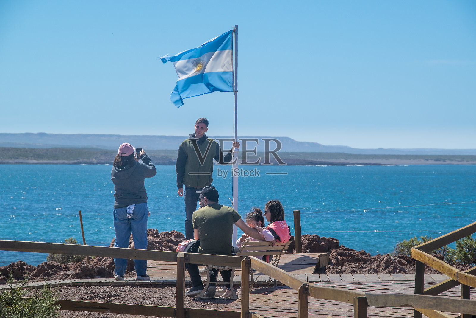 一群游客在阿根廷丘布特蓬通博的海洋观景台边界照片摄影图片