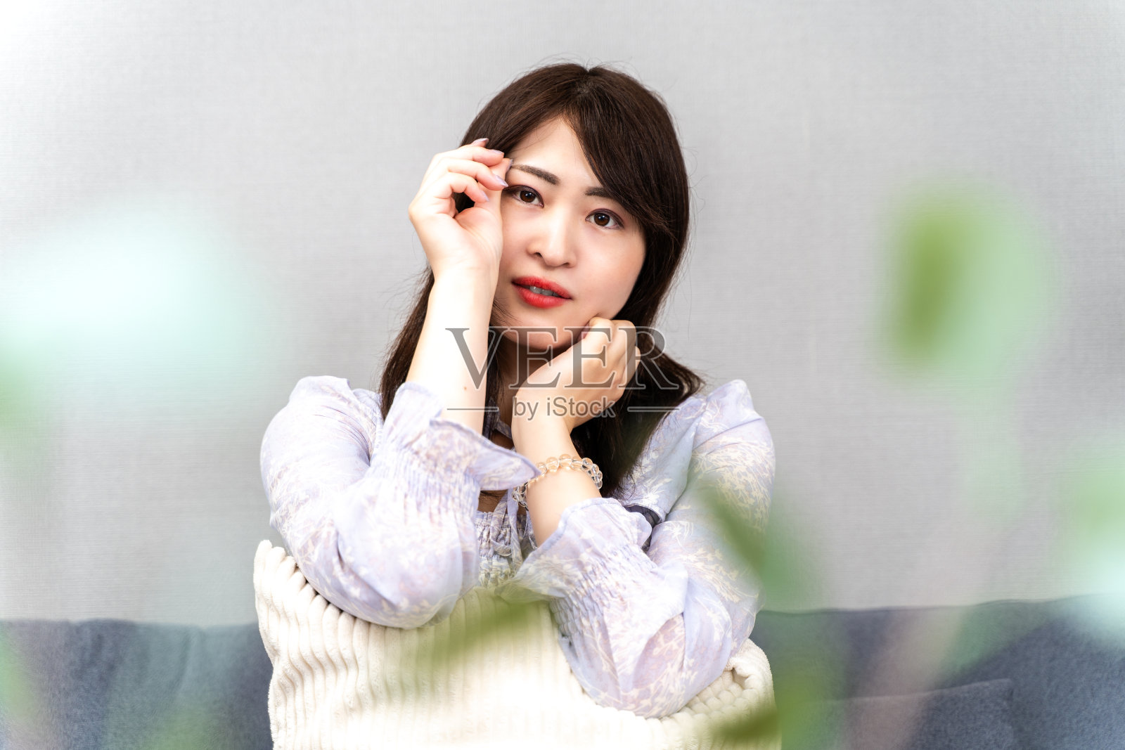 在家放松的女人照片摄影图片