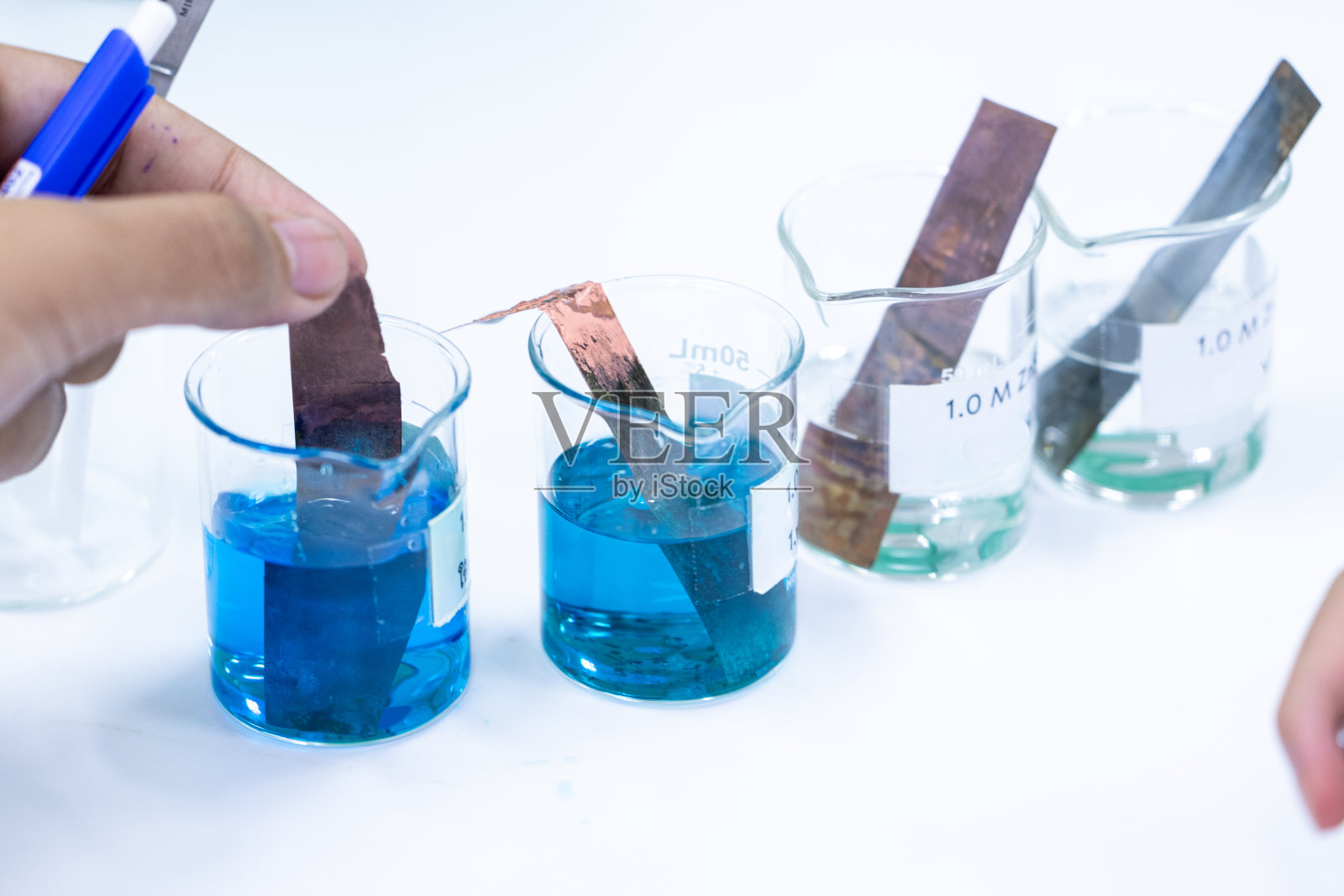 化学实验室电镀实验。照片摄影图片