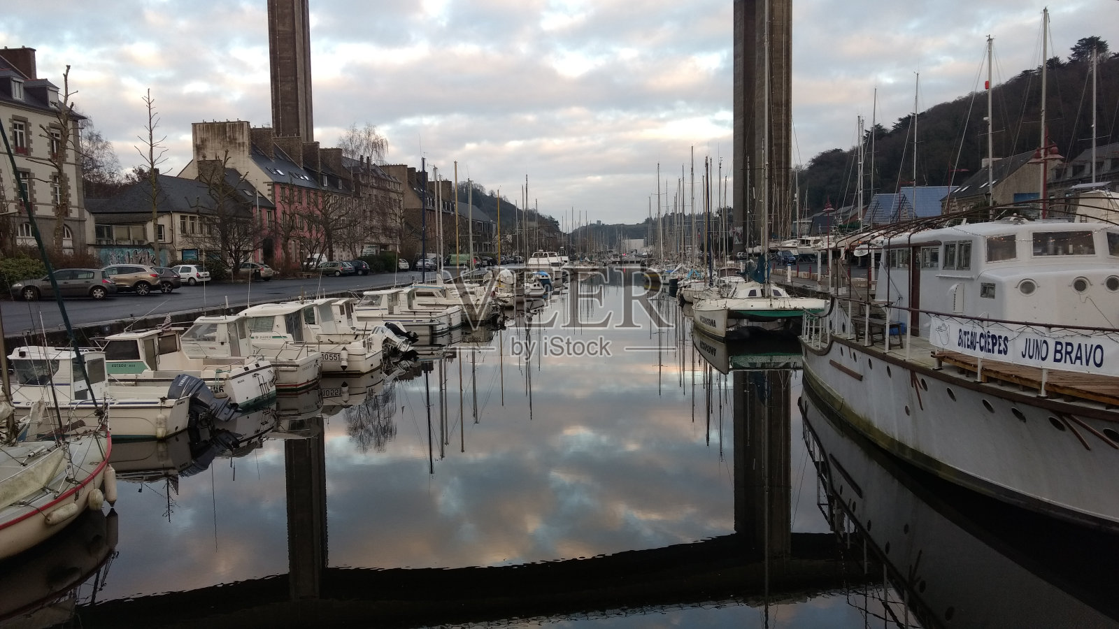 圣布里厄，法国- 2017年1月8日:圣布里厄港口的船只照片摄影图片