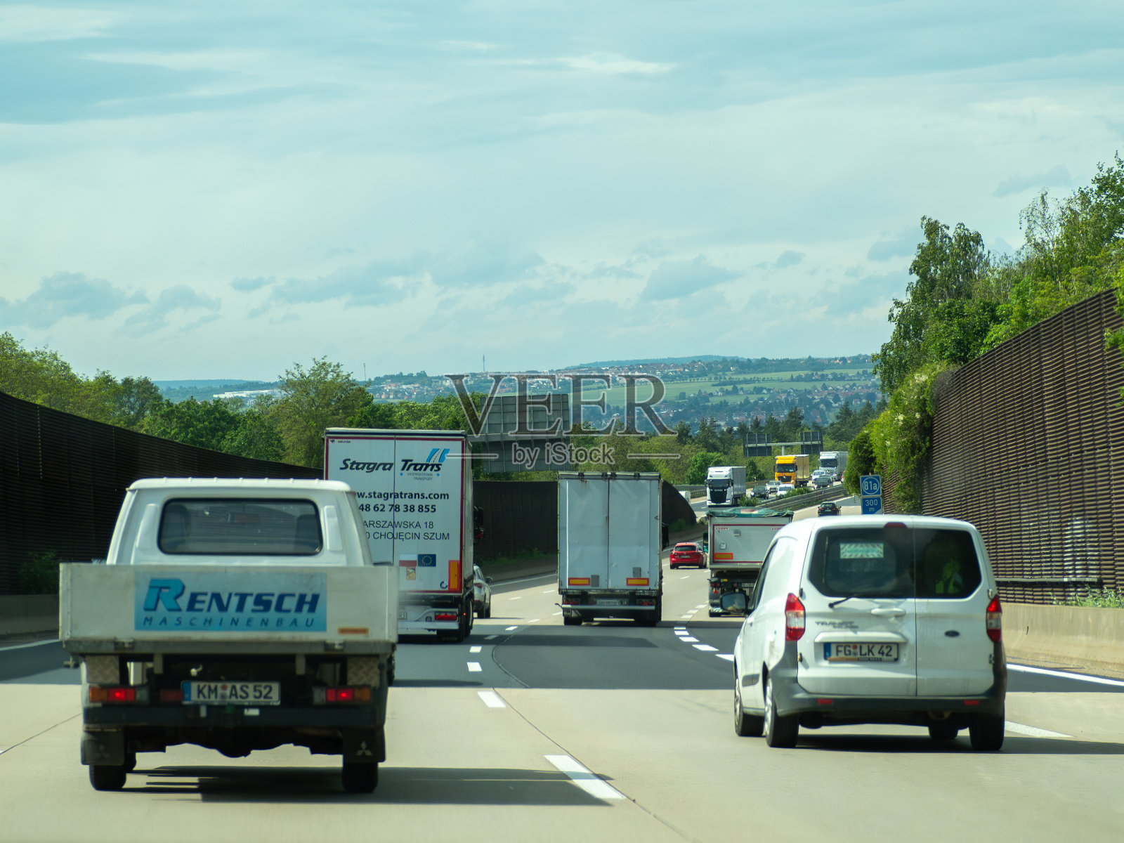 德国，2024年5月17日，一条繁忙的高速公路上，一辆白色面包车在路边写着这些字母照片摄影图片
