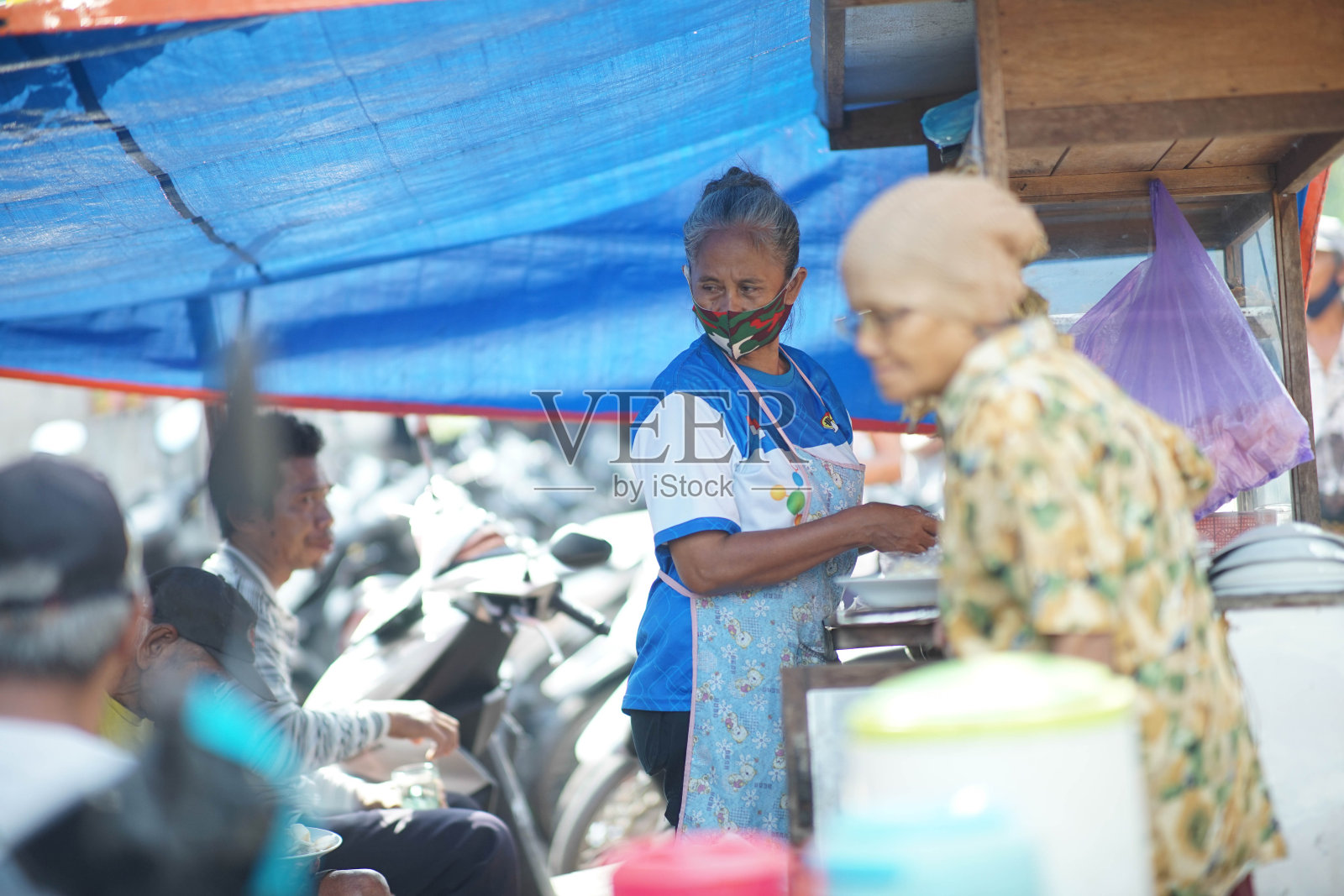 卖食物的亚洲老妇人照片摄影图片
