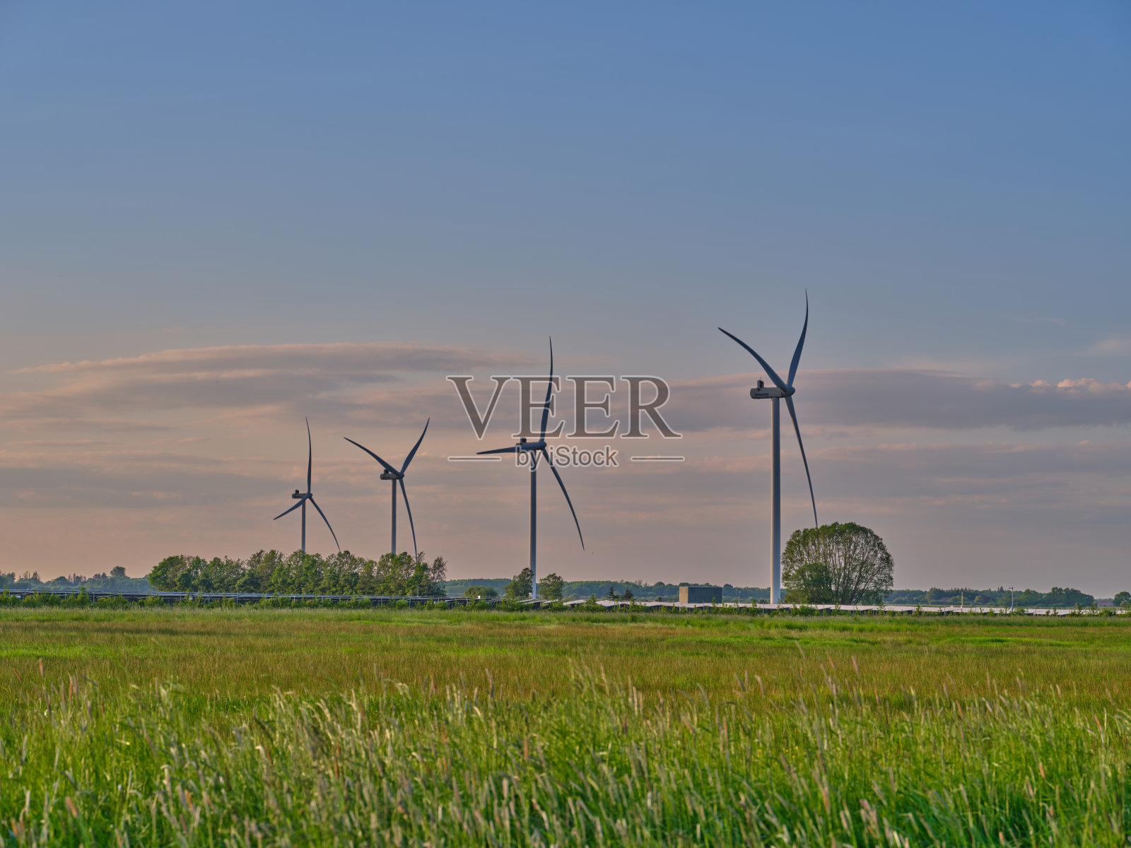 夕阳下乡村的风力涡轮机。丹麦。照片摄影图片