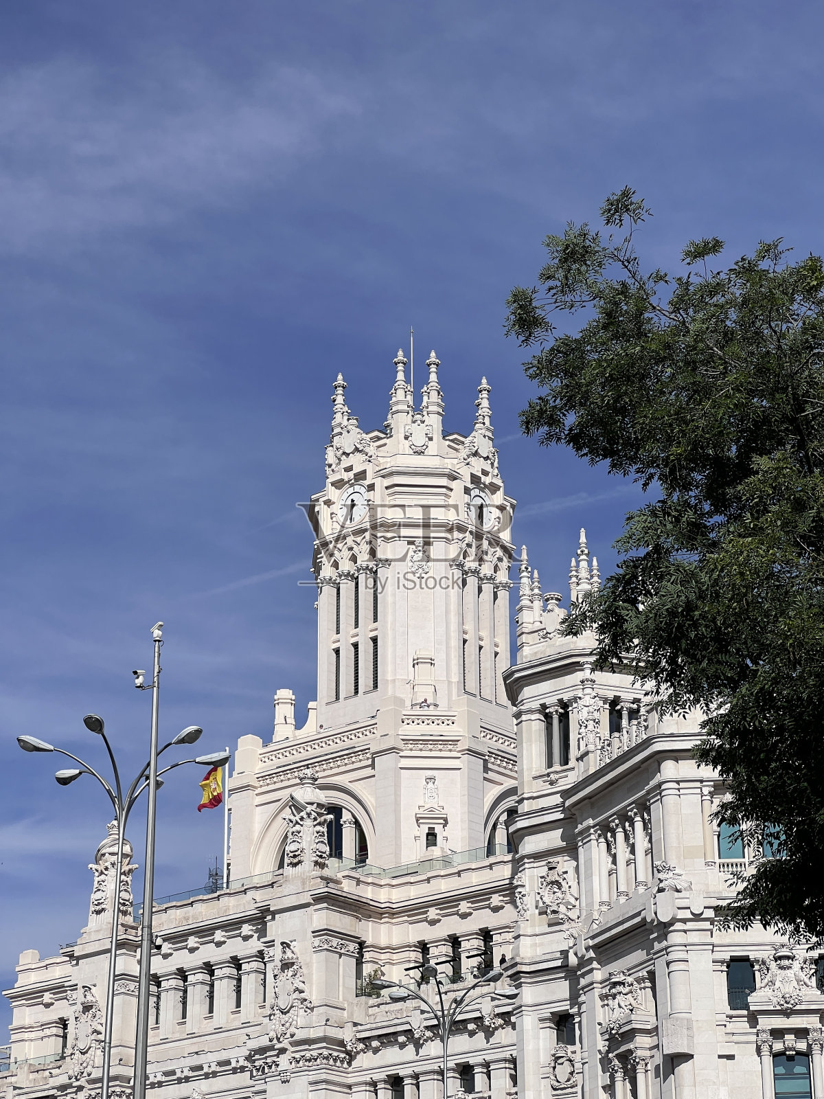 西班牙马德里，西贝勒斯广场上的西贝勒宫和喷泉照片摄影图片