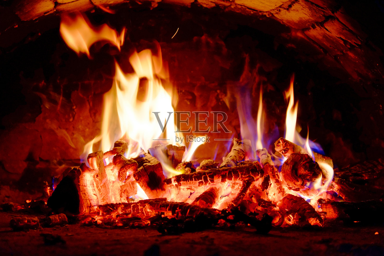 燃烧的木头散发出炽热的光芒，照亮了整个地区。照片摄影图片