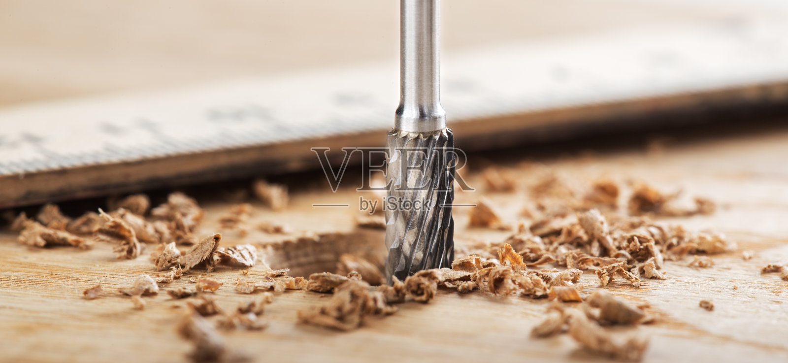 立铣刀用木头在橡木桌上打了一个洞照片摄影图片