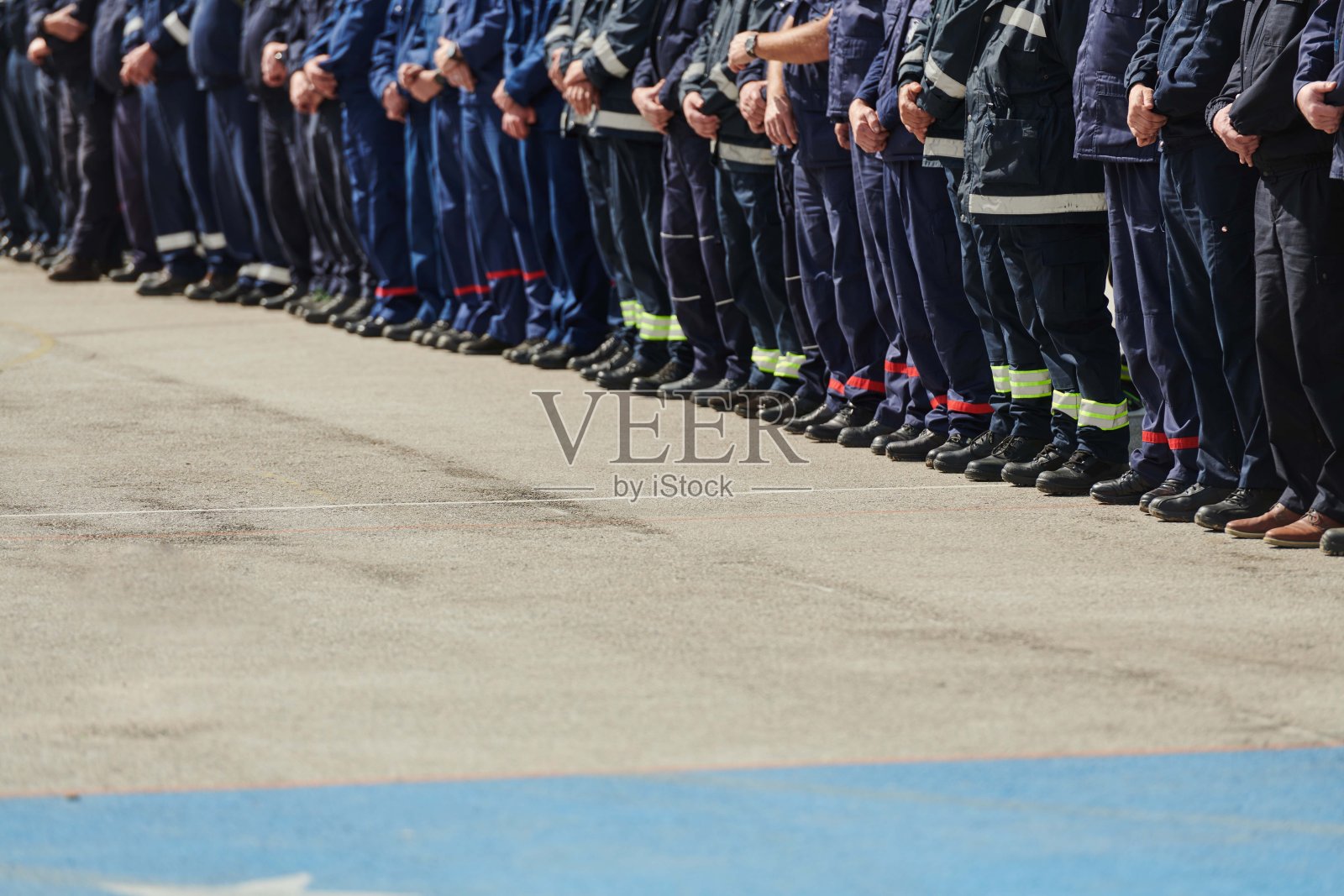 一群消防员排成一列，向国旗敬礼，团结一致地鼓掌，准备进行强化训练，展示了他们对服务和团队合作的坚定承诺。照片摄影图片