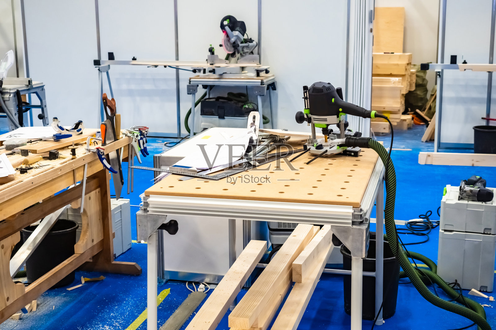 细木工。木工设备。砂光机与真空吸尘器相连。定做生产家具。木匠的工作场所。木匠。木头上的圆锯。木材加工。照片摄影图片