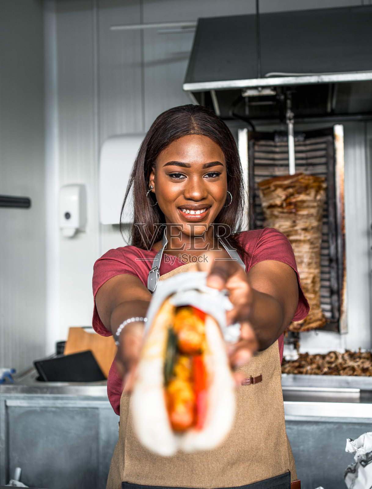 快餐店里的女人照片摄影图片
