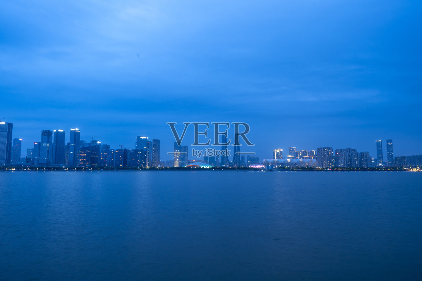 浙江杭州水边的现代城市夜景照片摄影图片