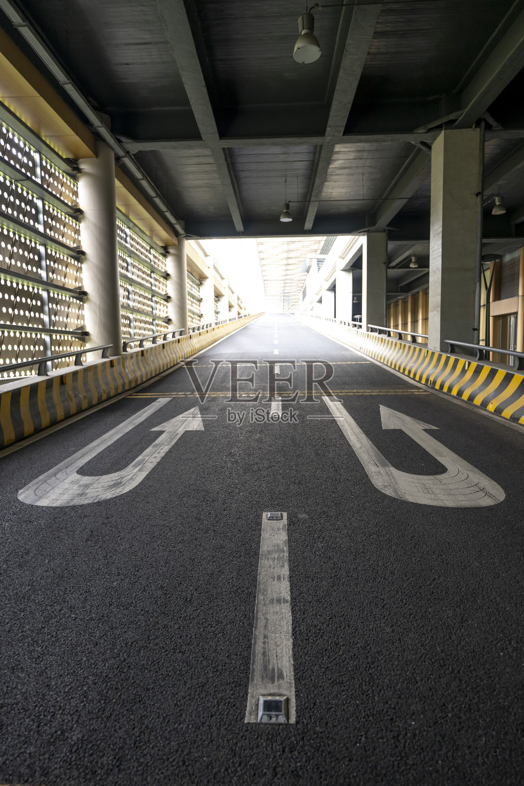 隧道里空荡荡的柏油路照片摄影图片