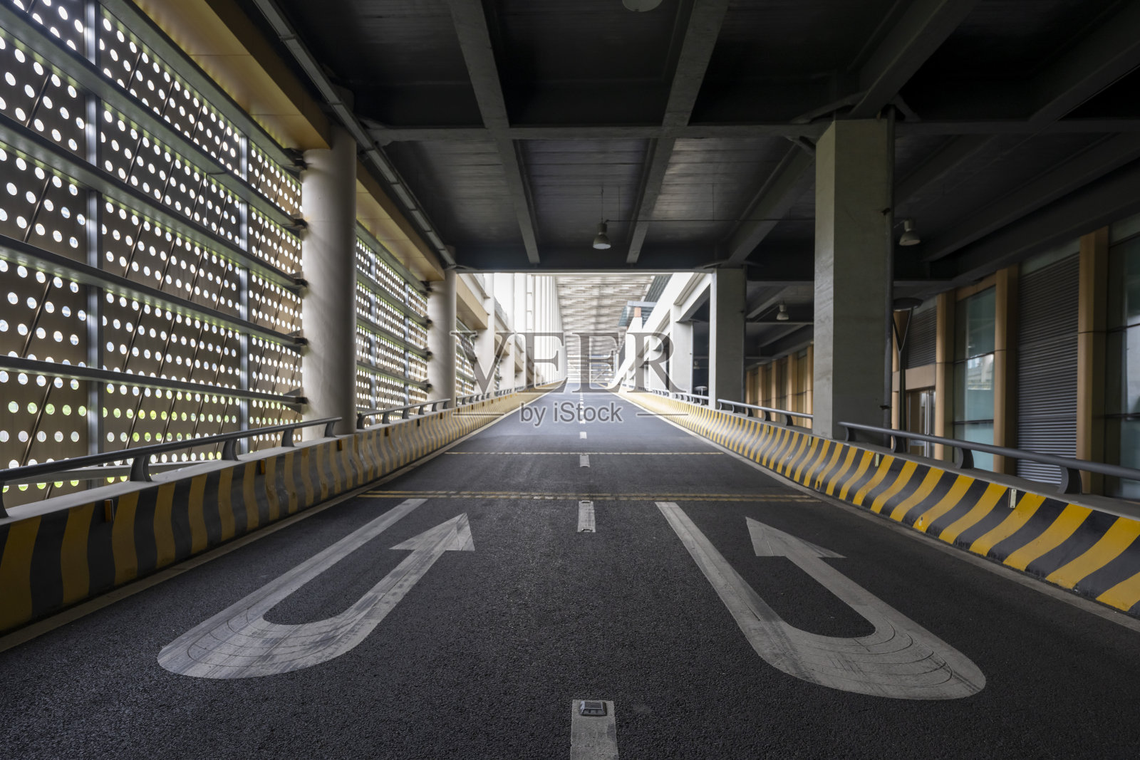隧道里空荡荡的柏油路照片摄影图片