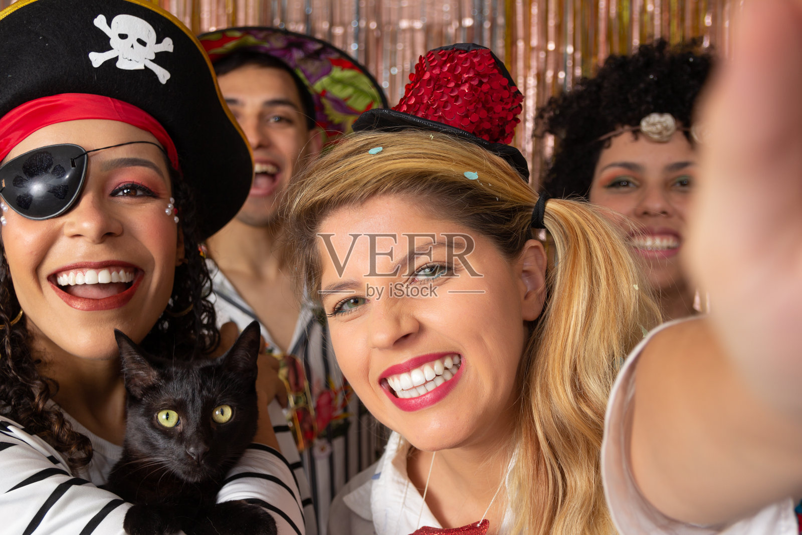 朋友们穿着巴西狂欢节的服装自拍。照片摄影图片