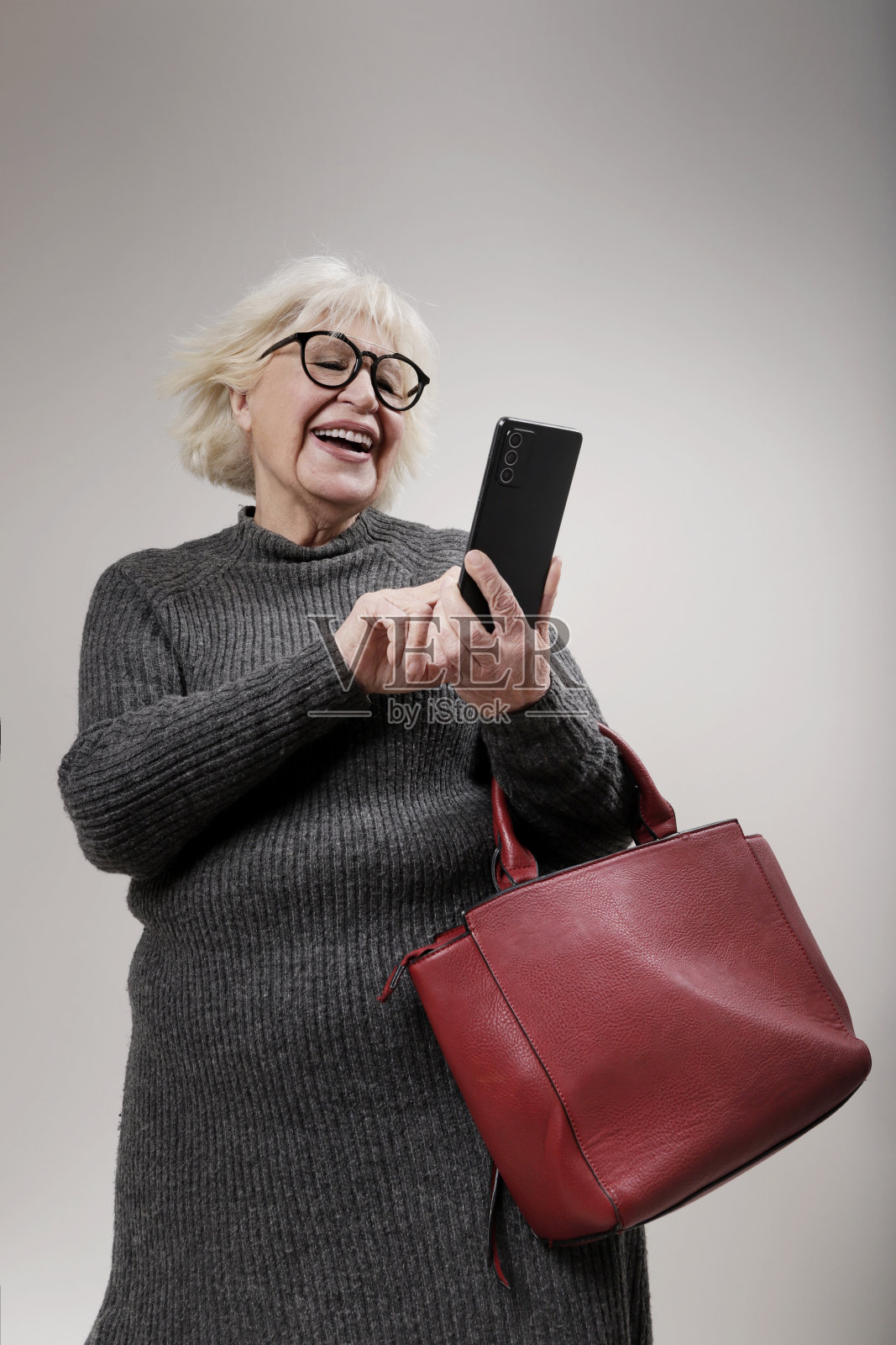 老女人在打电话照片摄影图片