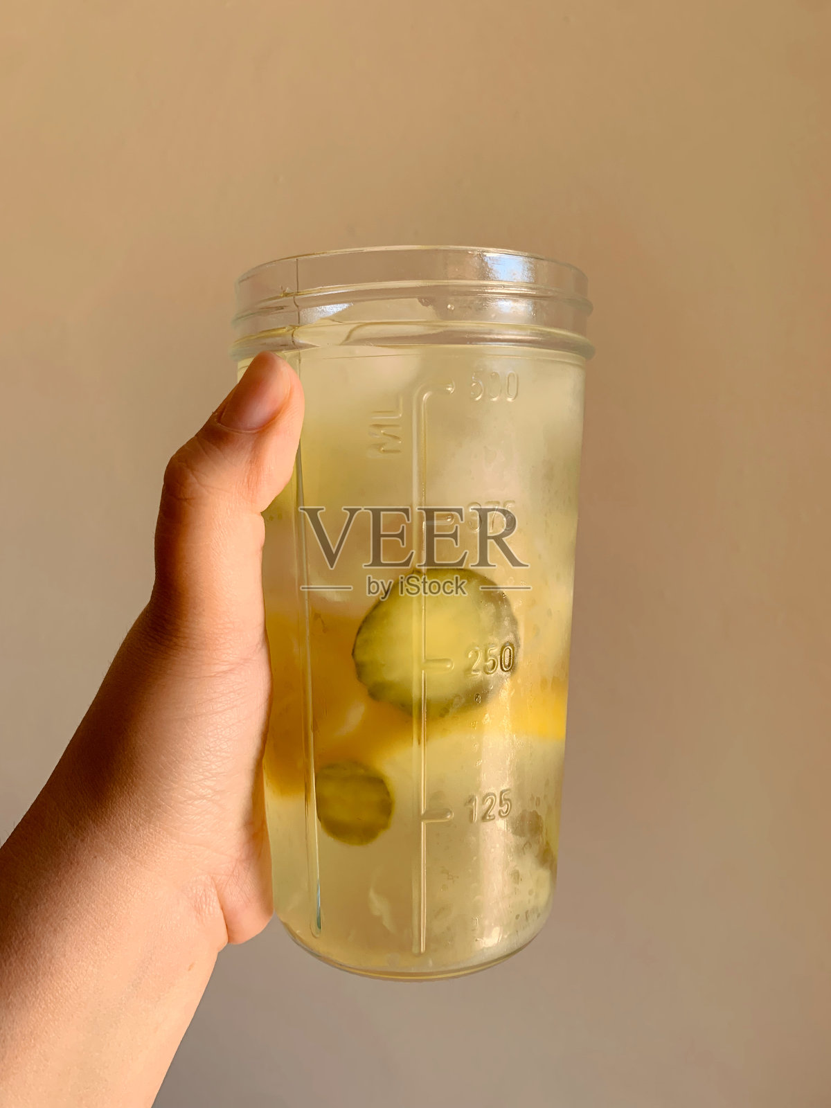 在炎热的南佛罗里达夏日，用自制的电解液泡菜柠檬水盛满玻璃罐照片摄影图片