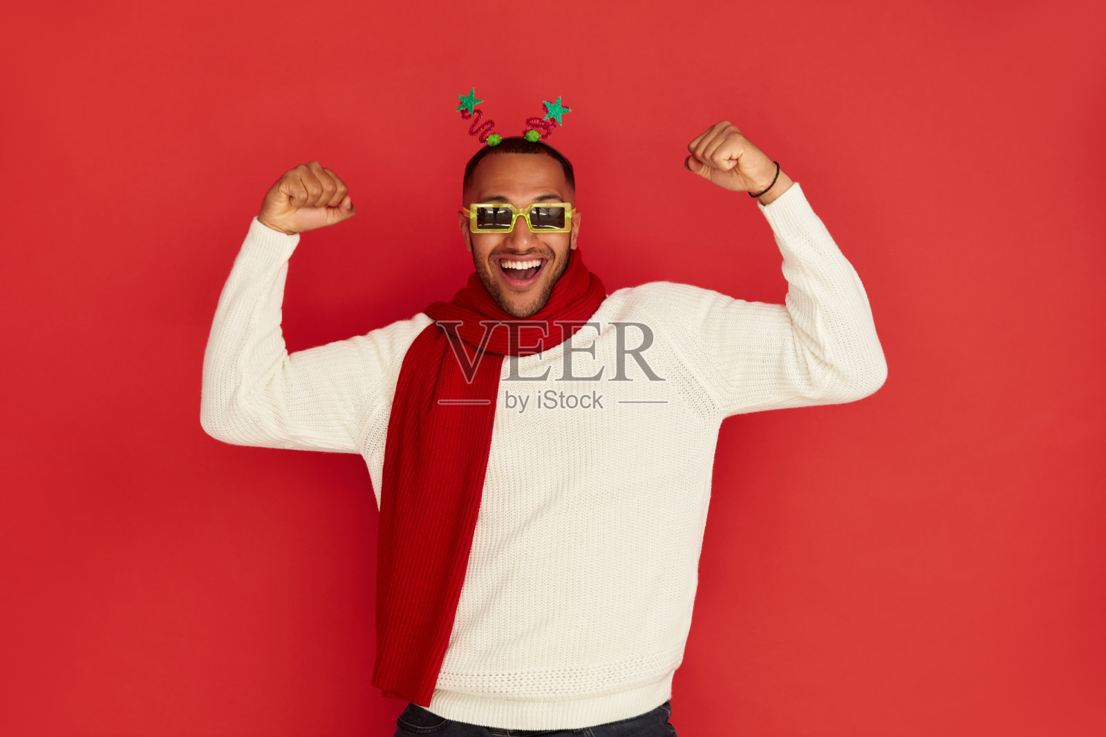 胜者欢喜工作室。非常快乐的多种族男人在打手势照片摄影图片