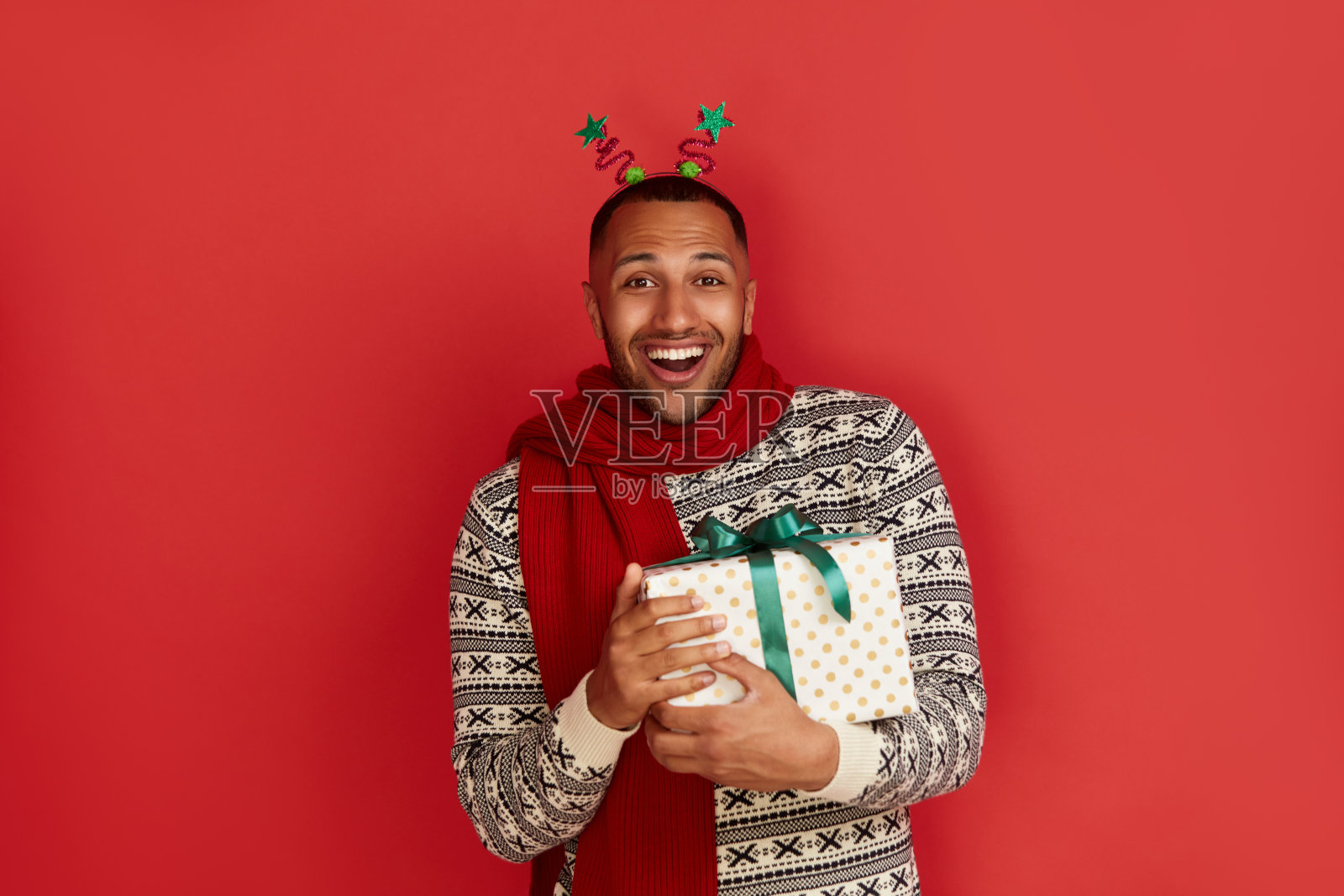 惊讶的人拿着礼物。兴奋的多种族男子拿着礼物盒照片摄影图片