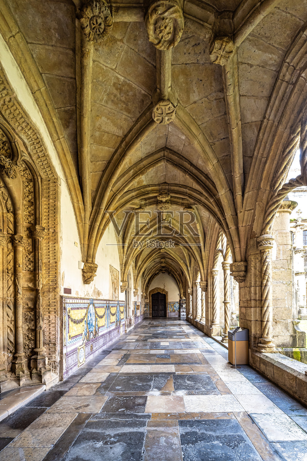 葡萄牙科英布拉圣克鲁斯修道院和教堂回廊的柱廊照片摄影图片