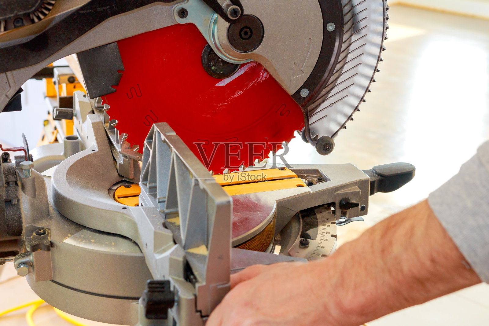 承包商在安装之前使用圆锯切割木制模具照片摄影图片