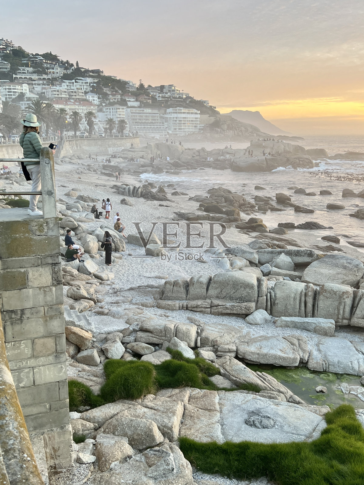 南非开普敦，人们在海滩上享受日落照片摄影图片