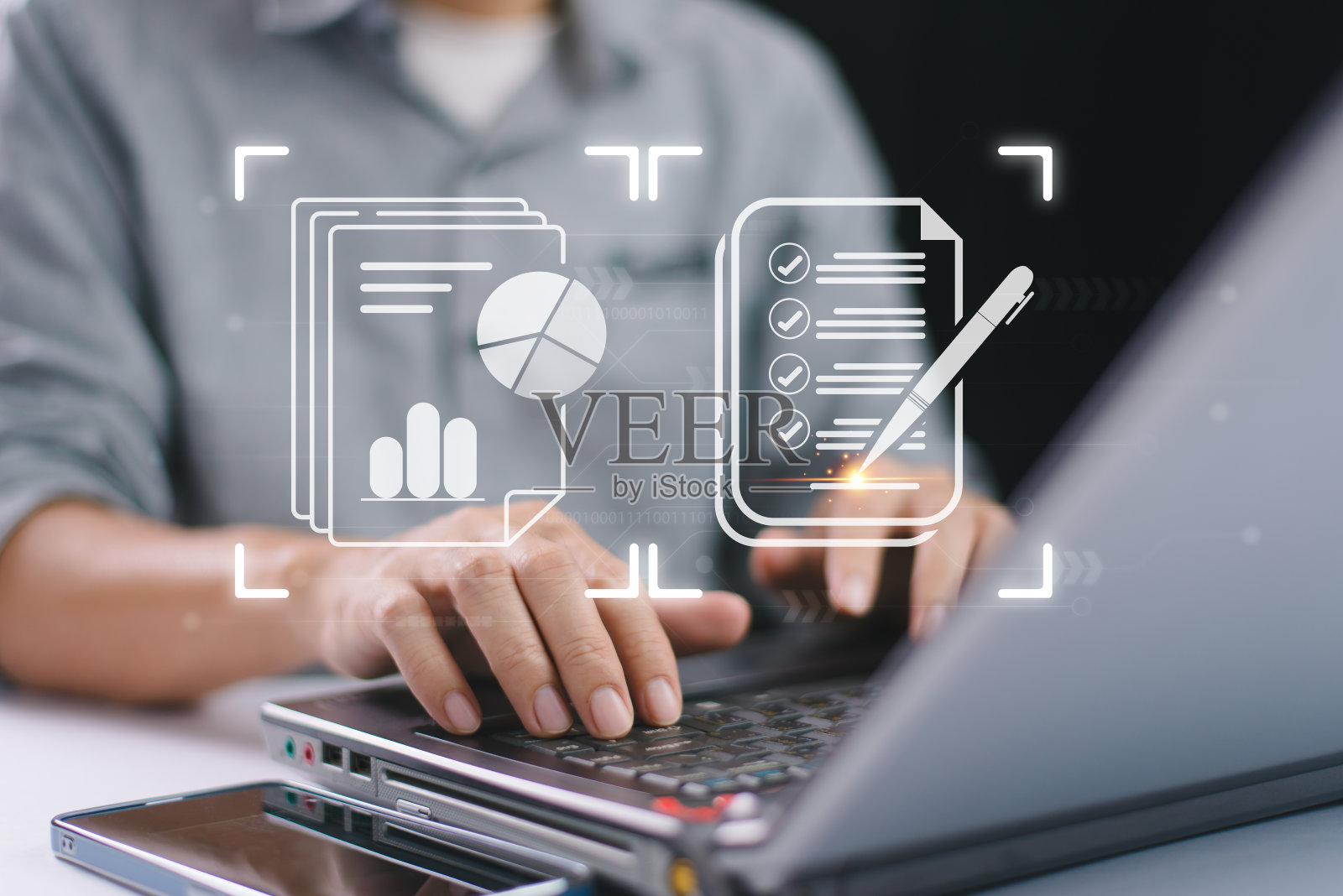 电子签名在线合同，数字电子签名，文件管理，无纸化商务办公。商人签文件数码电脑，发布电子铅笔移动技术。照片摄影图片