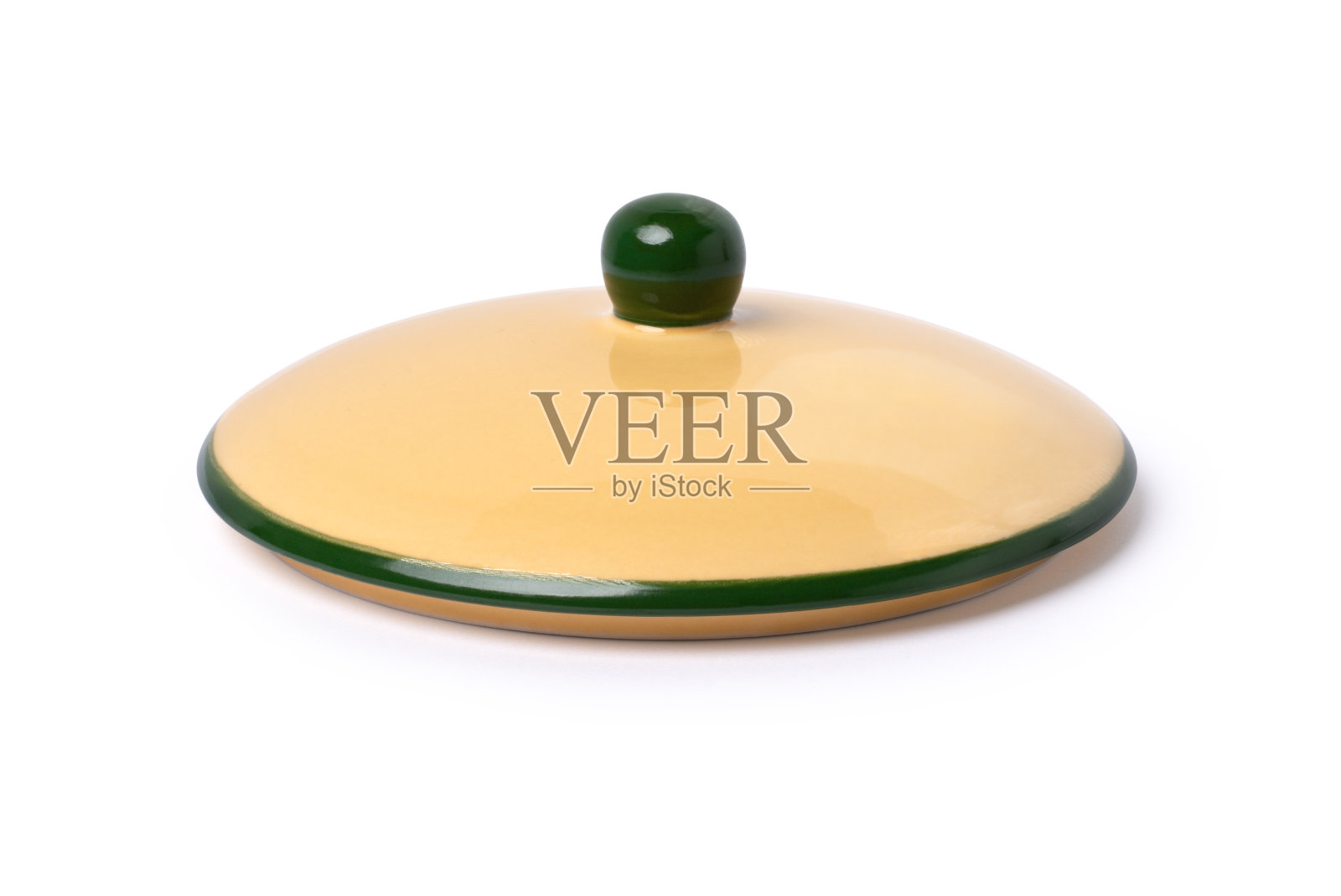 白色背景上的黄色陶瓷锅盖照片摄影图片