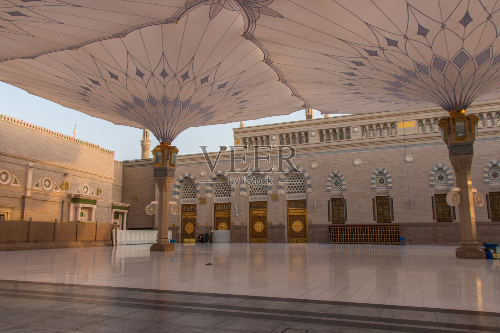 麦地那先知清真寺的纳巴维清真寺庭院照片摄影图片