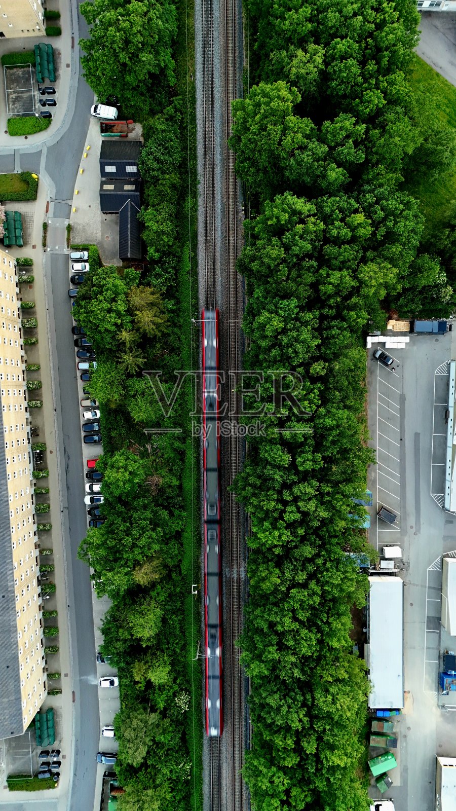 火车经过照片摄影图片