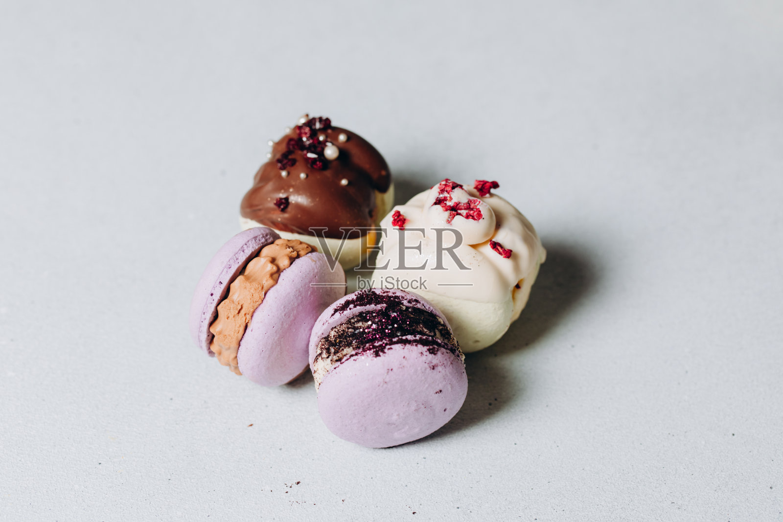 一套彩色的马卡龙，甜点照片摄影图片