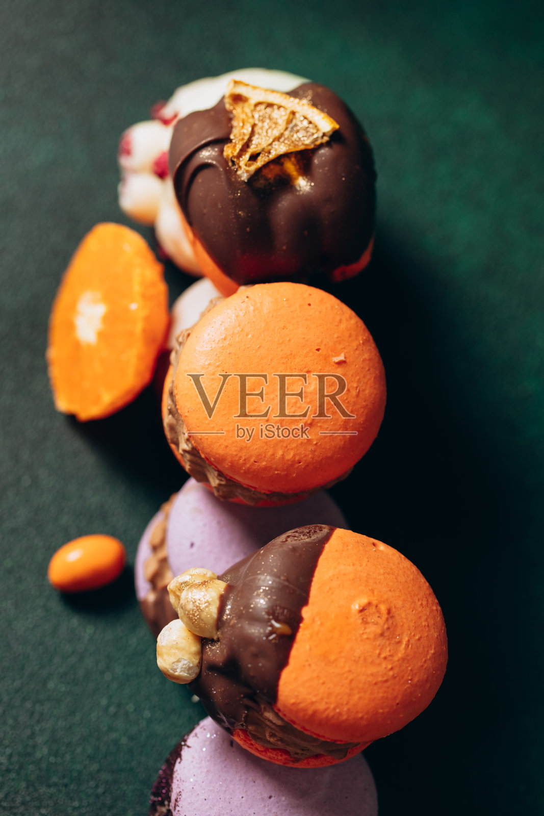 一套彩色的马卡龙，甜点照片摄影图片