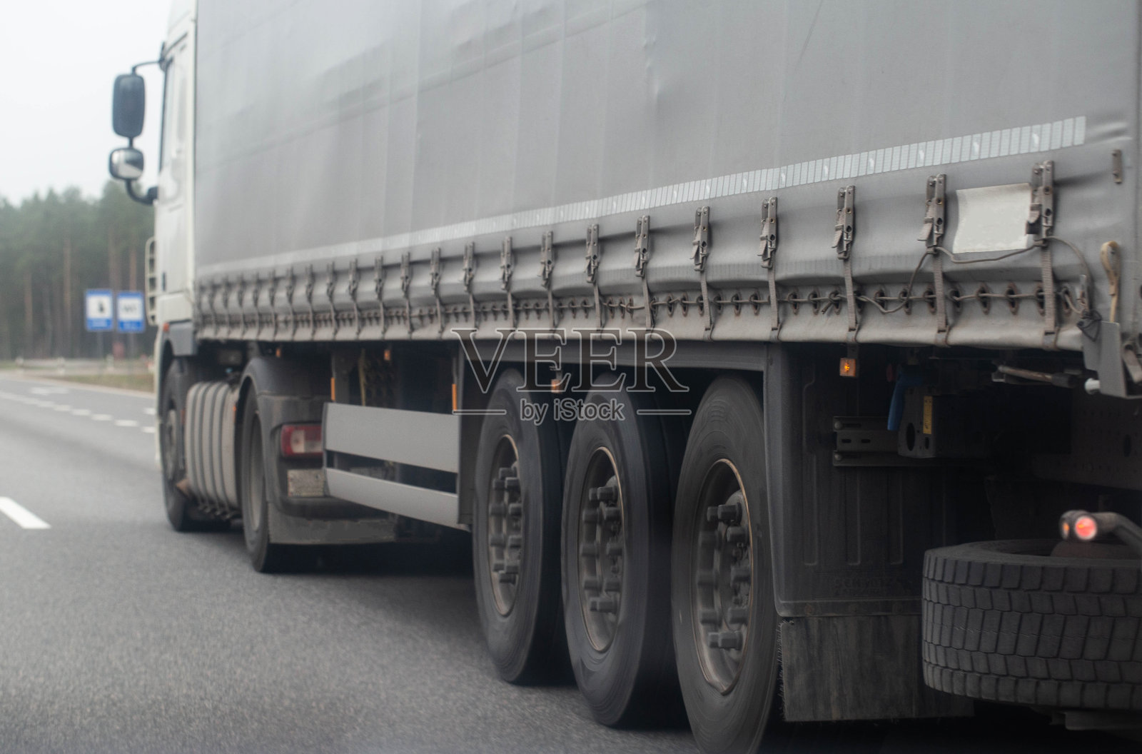 沥青路上半挂卡车的车轮与轮胎和胎面，紧急制动和车轮磨损概念照片摄影图片