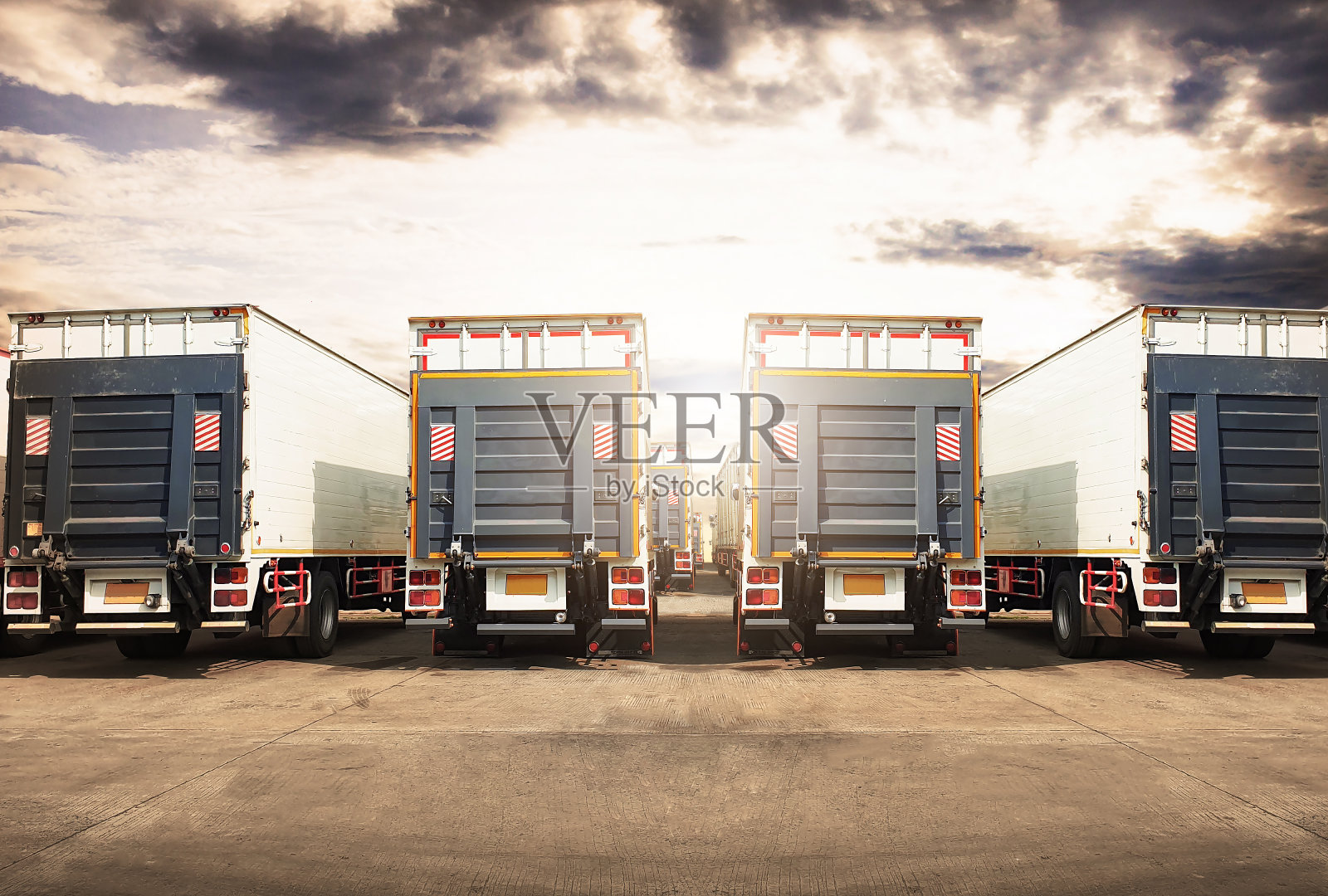 停车场的集装箱卡车与日落天空。货物集装箱运输。升降坡道卡车。卡车运输。卡车柴油卡车。货运卡车物流，货物运输。照片摄影图片