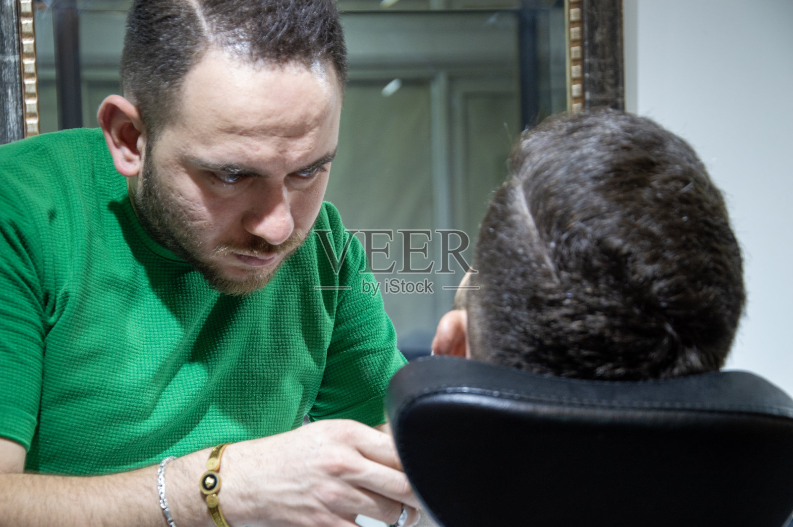 在理发店用剪刀理发照片摄影图片