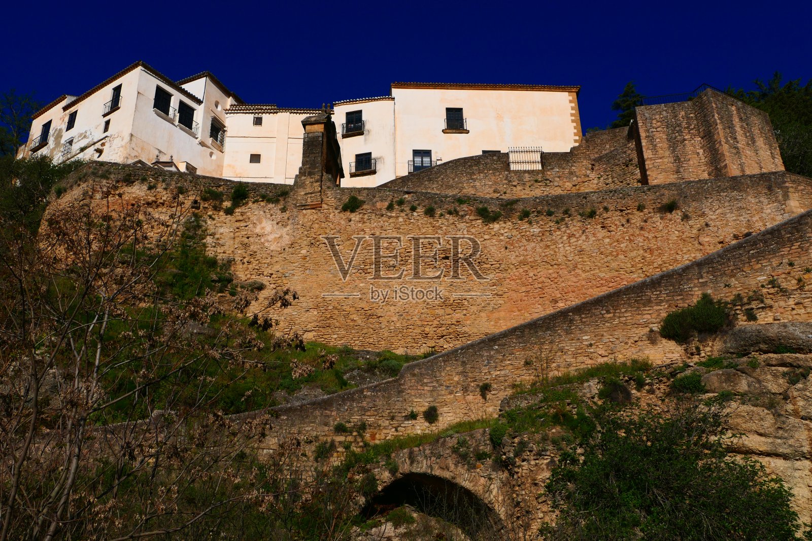 环绕安达卢西亚隆达古城的城墙照片摄影图片