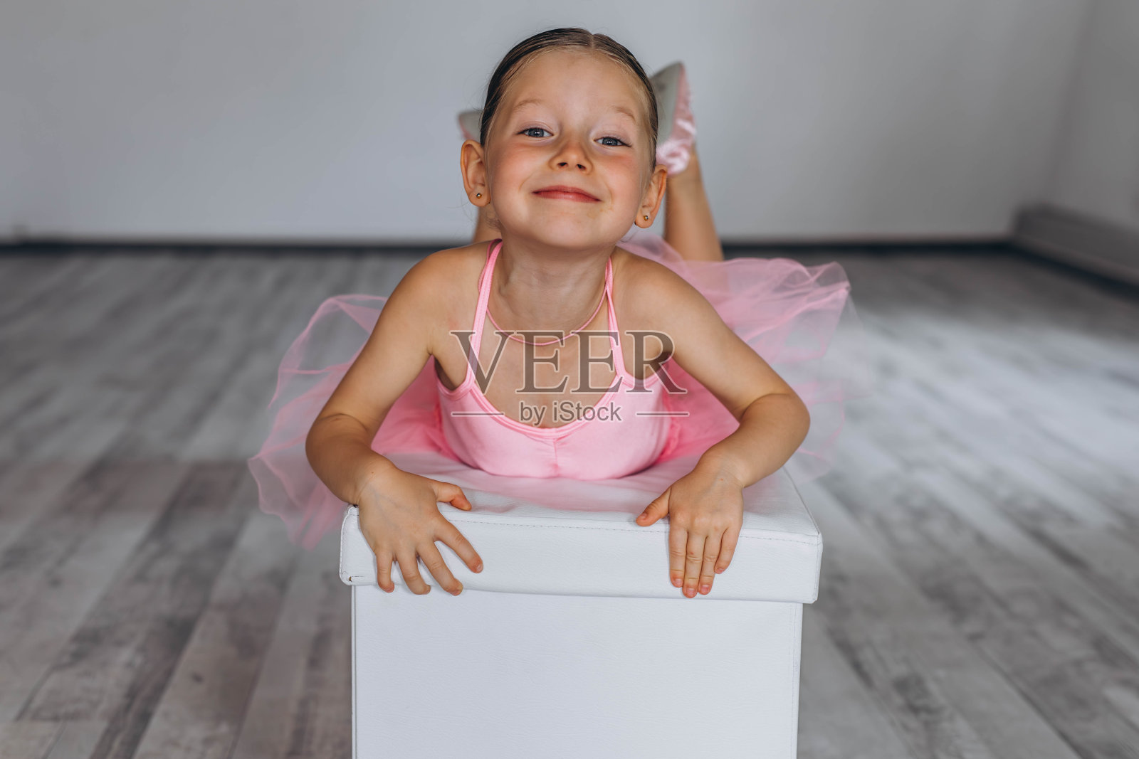 婴儿芭蕾舞工作室。舞蹈课上有教练的小芭蕾舞女演员。儿童芭蕾舞教练照片摄影图片