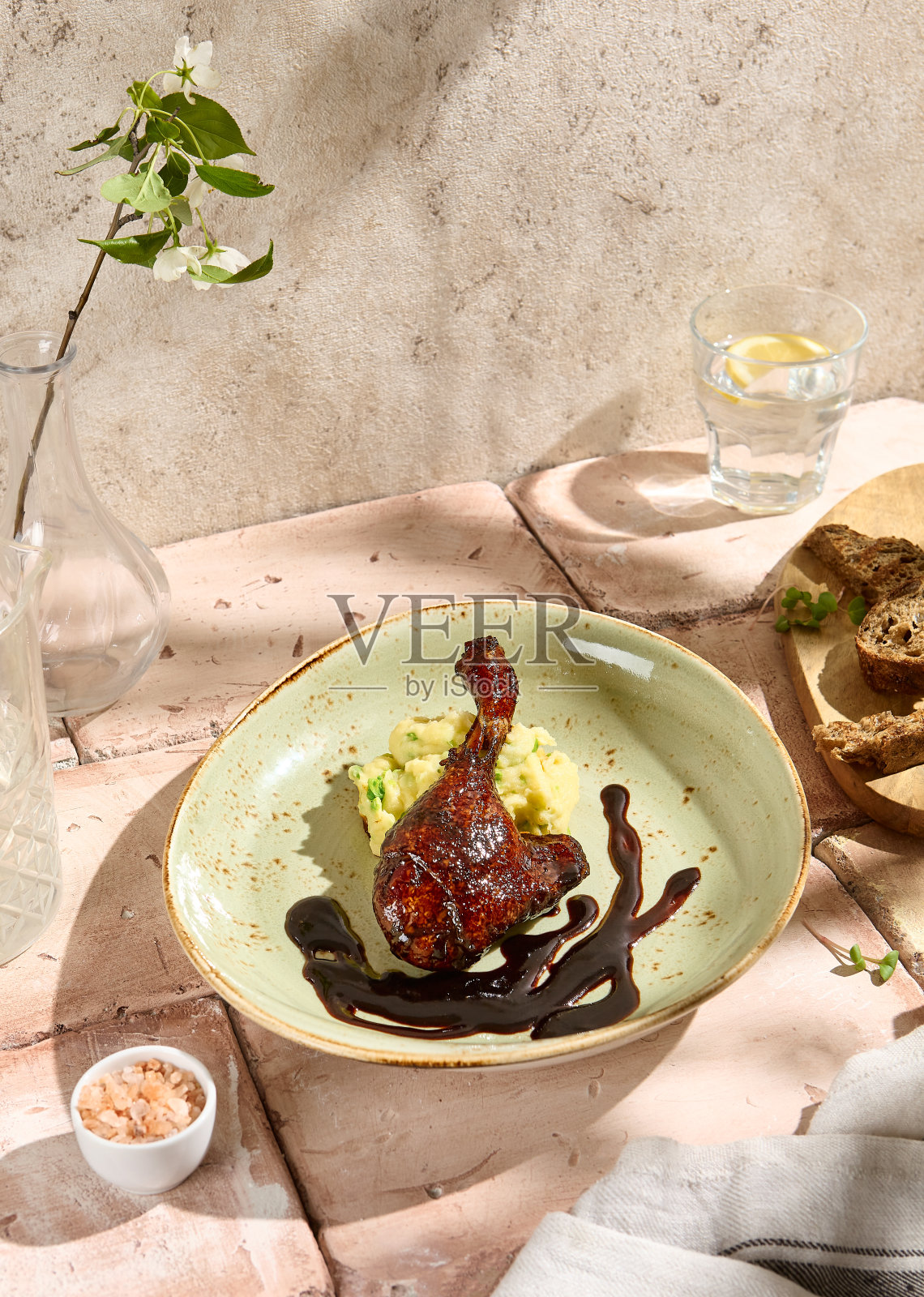 阳光下的鸭子腿配土豆泥，质朴的静物环境照片摄影图片