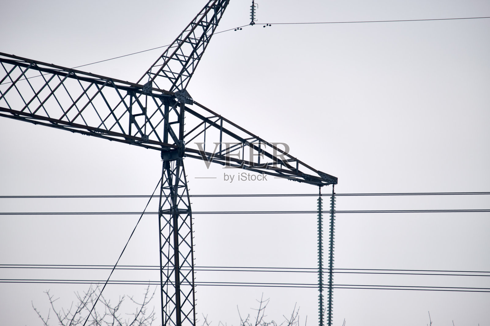 带有电力线的高压塔，通过电缆传输电能照片摄影图片