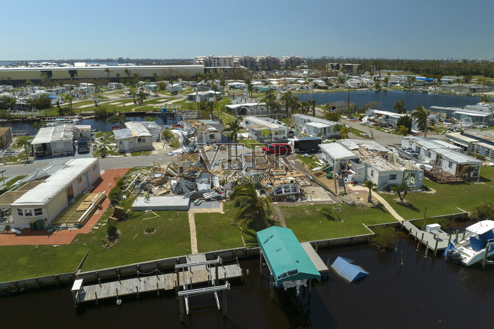 飓风“伊恩”过后，佛罗里达州活动房屋住宅区的房屋严重受损。自然灾害的后果照片摄影图片