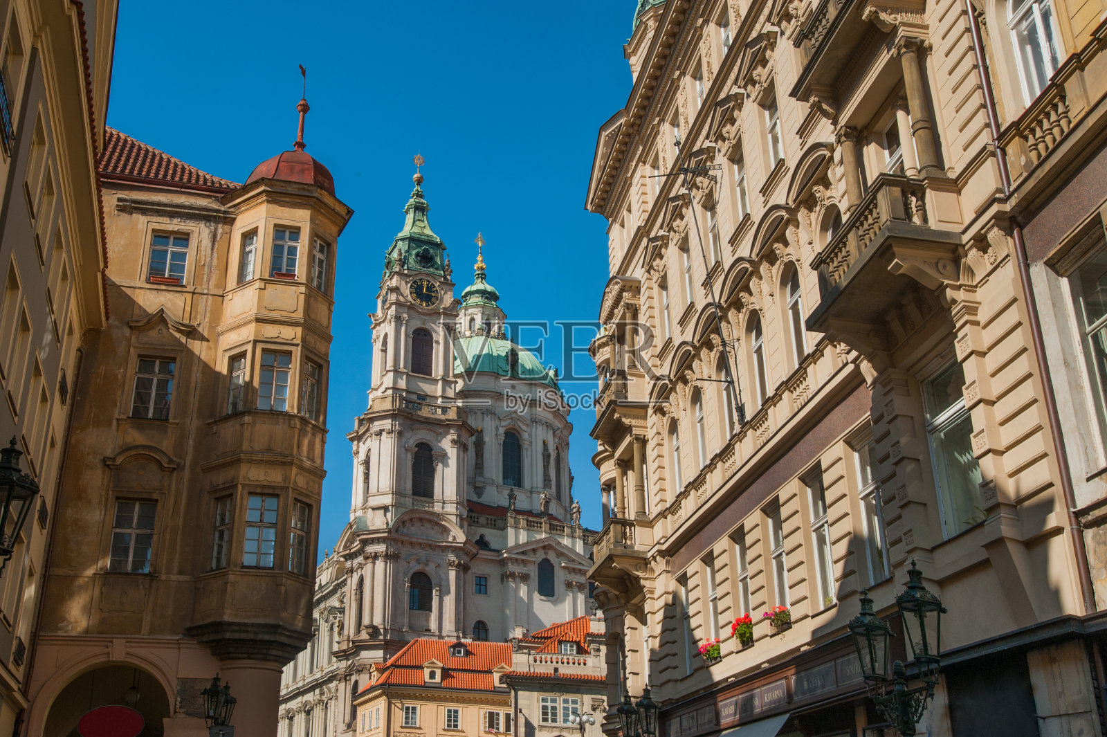 布拉格，捷克共和国——2014年9月28日:从圣尼古拉斯教堂俯瞰Malostranske Namestí照片摄影图片