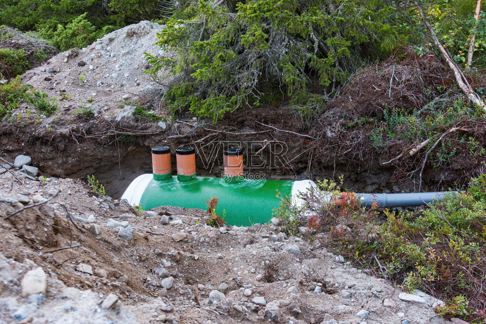 乡村别墅化粪池安装照片摄影图片