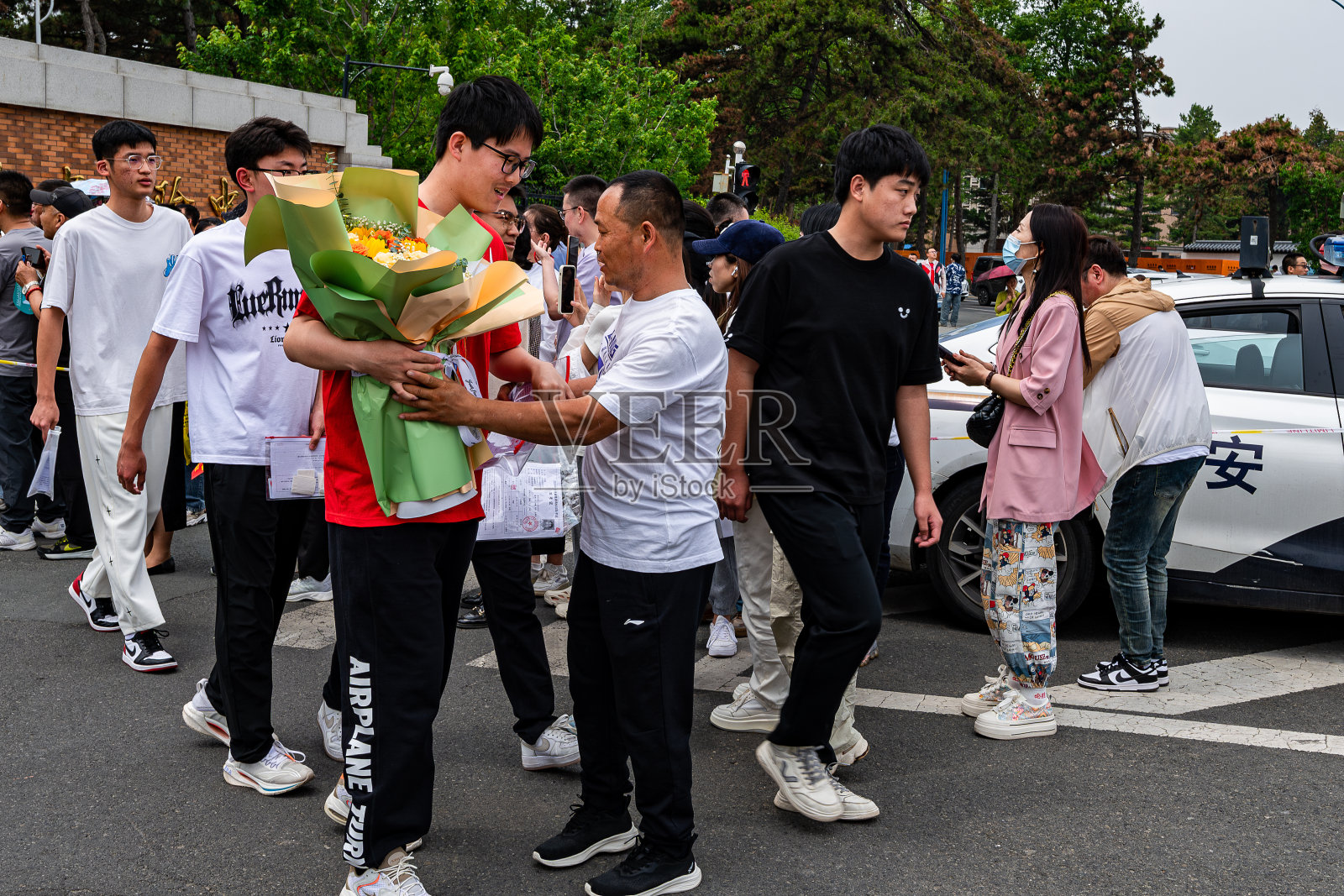 中国，长春:高考的第一天，家人在考场外等待，这是另一番景象照片摄影图片