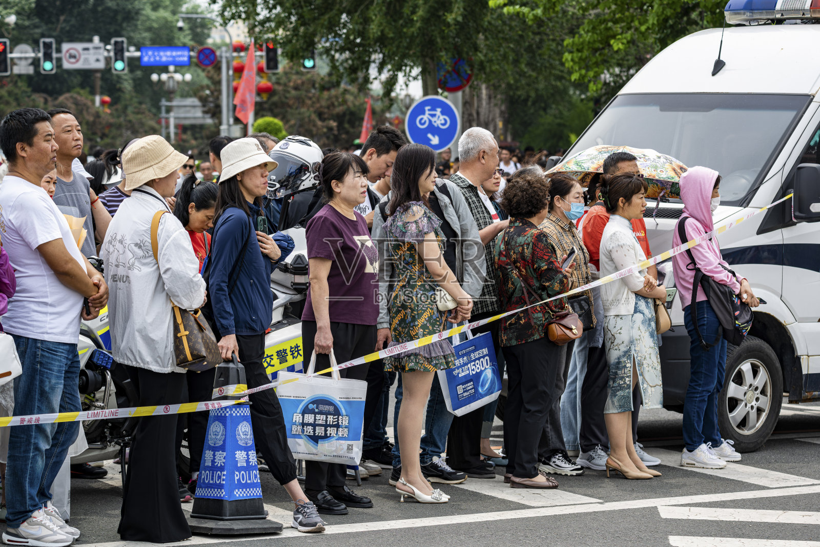 中国,长春:高考的第一天,家人在考场外等待,这是另一番景象照片摄影图片