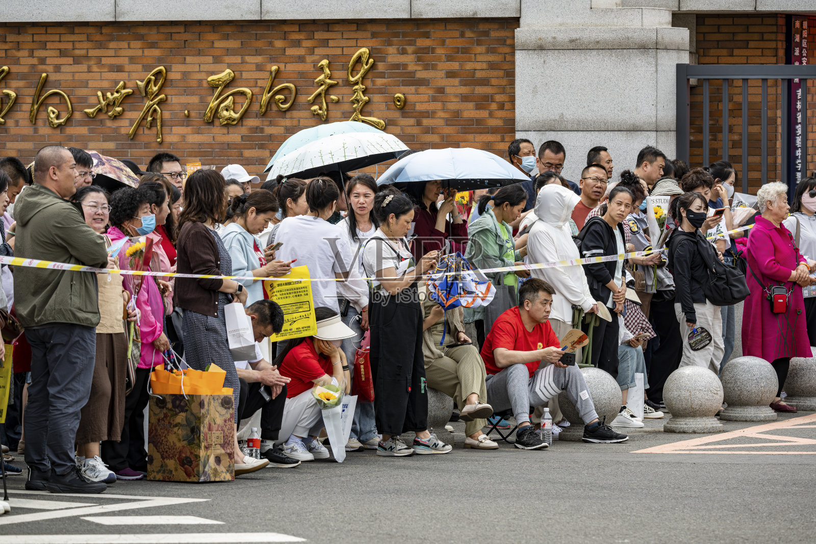 中国，长春:高考的第一天，家人在考场外等待，这是另一番景象照片摄影图片
